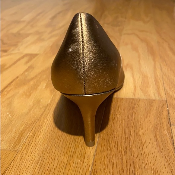 Isaac Mizrahi Live Jamie Gold Metallic Pumps - Picture 11 of 16